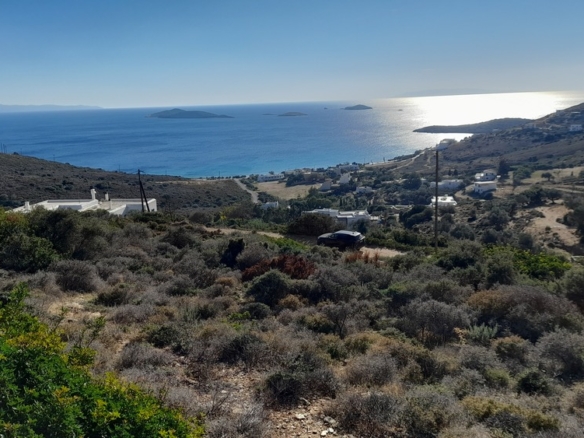 Γαύριο-Κυπρί. 16.600 m2 με 94 m2 παλιό κτίσμα με καταπληκτική θέα και αλώνι.