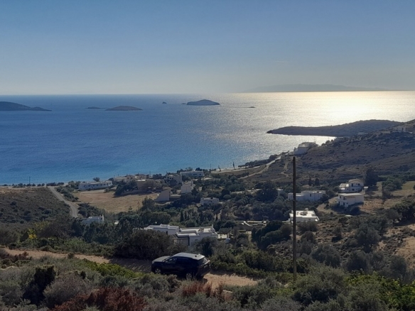 Γαύριο-Κυπρί. 16.600 m2 με 94 m2 παλιό κτίσμα με καταπληκτική θέα και αλώνι.