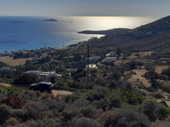 Γαύριο-Κυπρί. 16.600 m2 με 94 m2 παλιό κτίσμα με καταπληκτική θέα και αλώνι.