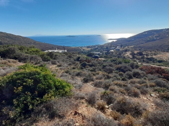 Γαύριο-Κυπρί. 16.600 m2 με 94 m2 παλιό κτίσμα με καταπληκτική θέα και αλώνι.