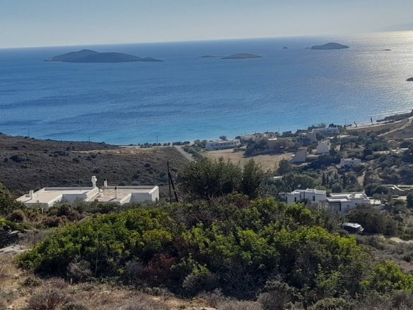 Γαύριο-Κυπρί. 16.600 m2 με 94 m2 παλιό κτίσμα με καταπληκτική θέα και αλώνι.
