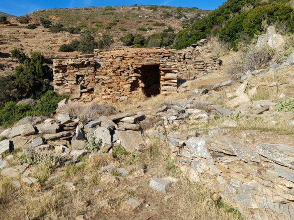 Γαύριο-Κυπρί. 16.600 m2 με 94 m2 παλιό κτίσμα με καταπληκτική θέα και αλώνι.
