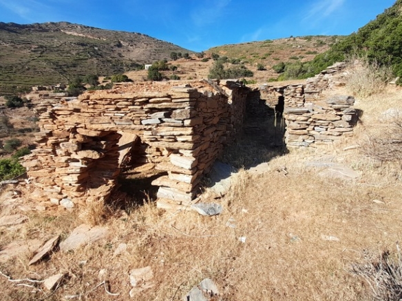 Γαύριο-Κυπρί. 16.600 m2 με 94 m2 παλιό κτίσμα με καταπληκτική θέα και αλώνι.