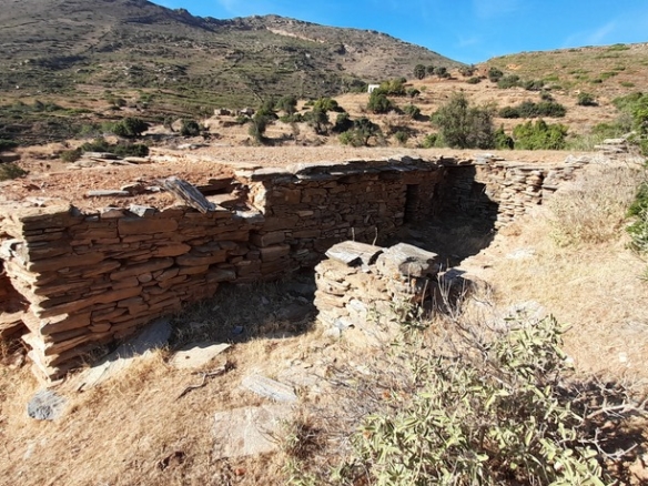 Γαύριο-Κυπρί. 16.600 m2 με 94 m2 παλιό κτίσμα με καταπληκτική θέα και αλώνι.