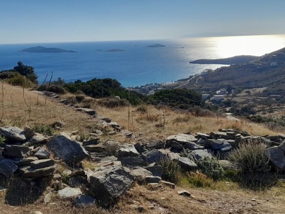 Γαύριο-Κυπρί. 16.600 m2 με 94 m2 παλιό κτίσμα με καταπληκτική θέα και αλώνι.