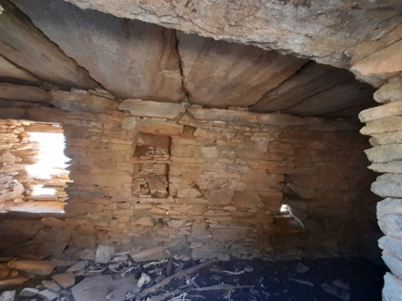 Γαύριο-Κυπρί. 16.600 m2 με 94 m2 παλιό κτίσμα με καταπληκτική θέα και αλώνι.