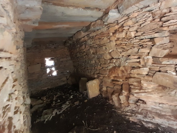 Γαύριο-Κυπρί. 16.600 m2 με 94 m2 παλιό κτίσμα με καταπληκτική θέα και αλώνι.