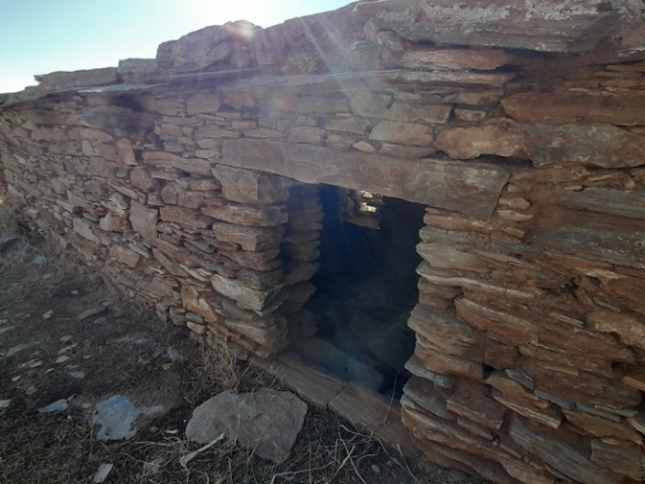 Γαύριο-Κυπρί. 16.600 m2 με 94 m2 παλιό κτίσμα με καταπληκτική θέα και αλώνι.