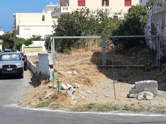 Προνομιακό οικοδομήσιμο οικόπεδο 139 m2 στην Χώρα Άνδρου.