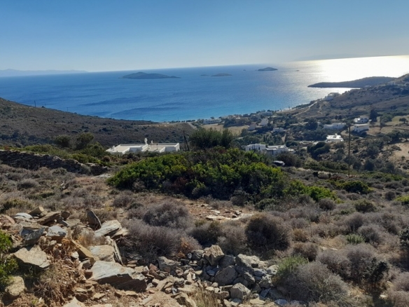 Γαύριο-Κυπρί. 16.600 m2 με 94 m2 παλιό κτίσμα με καταπληκτική θέα και αλώνι.