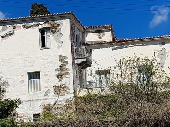 ΛΑΜΥΡΑ. Κτήμα 5.903,49 τ.μ. με παλιό αρχοντικό 367,49 τ.μ., γεώτρηση, ελιές, κλπ