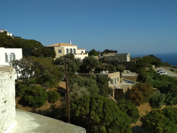 Απρόβατο. 3 οικόπεδα 1019 τ.μ, 1027 τ.μ, 1097 τ.μ, το ένα με παλαιά μονοκατοικία