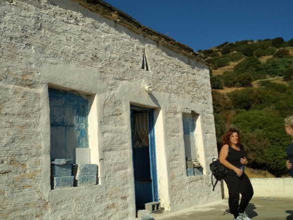 Απρόβατο. 3 οικόπεδα 1019 τ.μ, 1027 τ.μ, 1097 τ.μ, το ένα με παλαιά μονοκατοικία