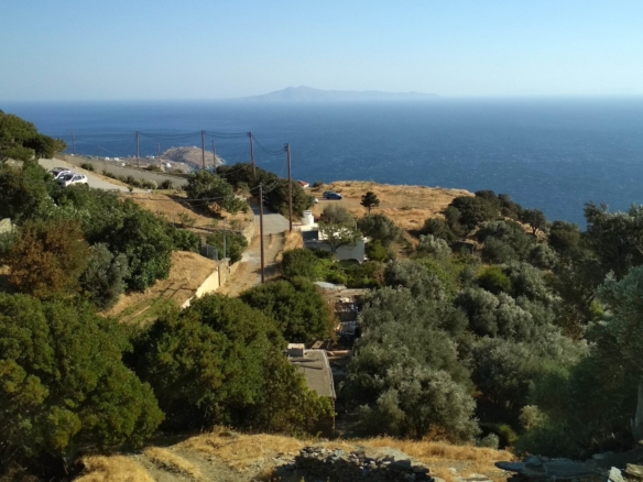 Απρόβατο. 3 οικόπεδα 1019 τ.μ, 1027 τ.μ, 1097 τ.μ, το ένα με παλαιά μονοκατοικία