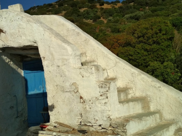 Απρόβατο. 3 οικόπεδα 1019 τ.μ, 1027 τ.μ, 1097 τ.μ, το ένα με παλαιά μονοκατοικία