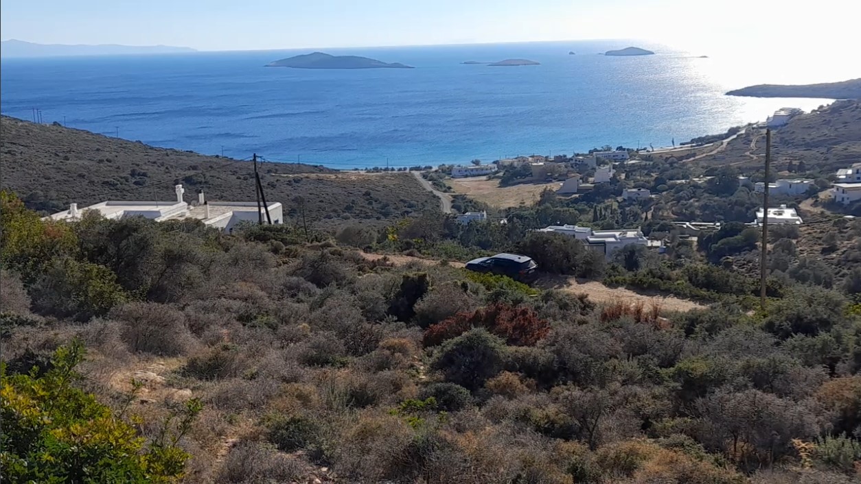 Γαύριο-Κυπρί. 16.600 m2 με 94 m2 παλιό κτίσμα με καταπληκτική θέα και αλώνι.