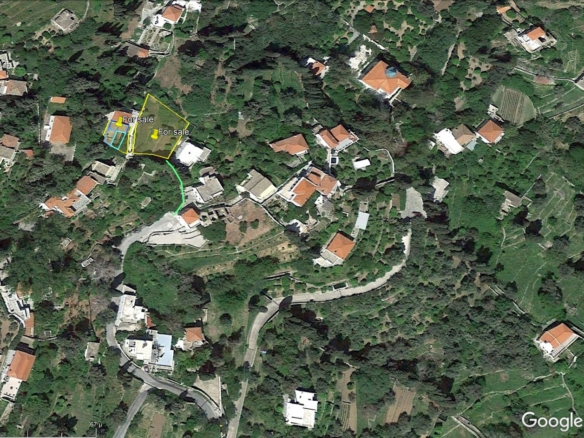Λάμυρα. Οικόπεδο 210 τ.μ. με παλαιό αρχοντικό 305 τ.μ. και καταπληκτική θέα.