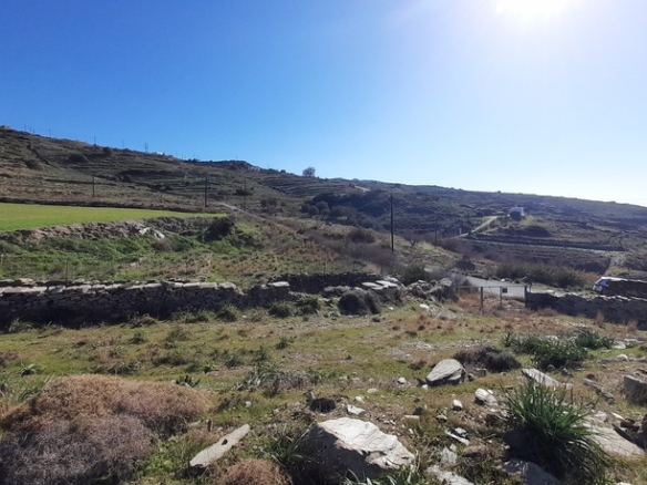 Σταυροπέδα. Χαλκολιμιώνας. 20.083 m2, με 3 κελιά, 2 αλώνια και εξαιρετική θέα στη θάλασσα.