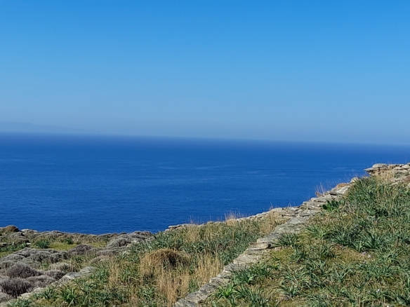 Σταυροπέδα. Χαλκολιμιώνας. 20.083 m2, με 3 κελιά, 2 αλώνια και εξαιρετική θέα στη θάλασσα.