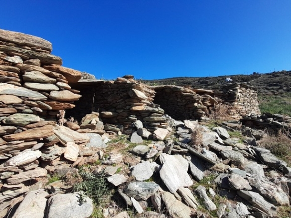 Σταυροπέδα. Χαλκολιμιώνας. 20.083 m2, με 3 κελιά, 2 αλώνια και εξαιρετική θέα στη θάλασσα.