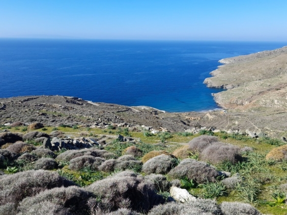 Cooper Beach. 20.083 m2, with 3 small stone buildings, 2 threshing floors and an excellent wide sea view!