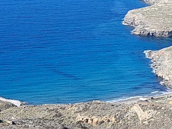 Σταυροπέδα. Χαλκολιμιώνας. 20.083 m2, με 3 κελιά, 2 αλώνια και εξαιρετική θέα στη θάλασσα.