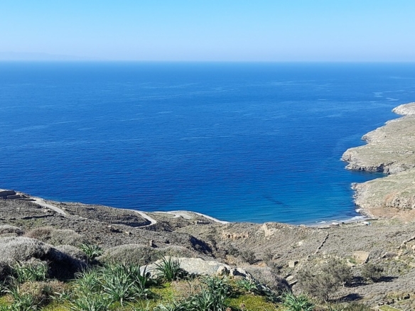 Σταυροπέδα. Χαλκολιμιώνας. 20.083 m2, με 3 κελιά, 2 αλώνια και εξαιρετική θέα στη θάλασσα.
