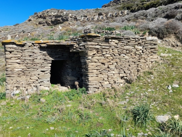 Σταυροπέδα. Χαλκολιμιώνας. 20.083 m2, με 3 κελιά, 2 αλώνια και εξαιρετική θέα στη θάλασσα.