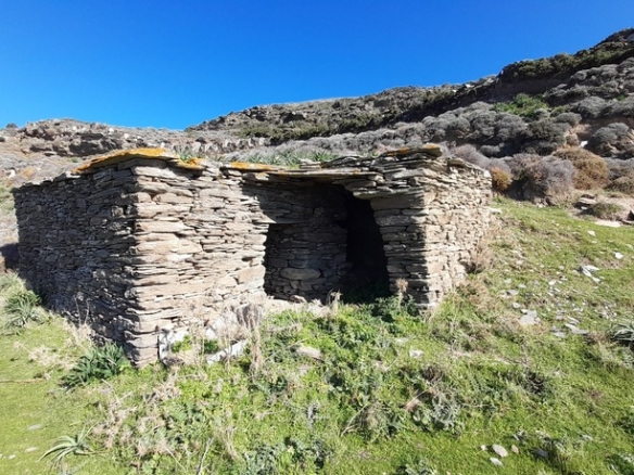 Σταυροπέδα. Χαλκολιμιώνας. 20.083 m2, με 3 κελιά, 2 αλώνια και εξαιρετική θέα στη θάλασσα.