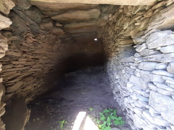 Σταυροπέδα. Χαλκολιμιώνας. 20.083 m2, με 3 κελιά, 2 αλώνια και εξαιρετική θέα στη θάλασσα.