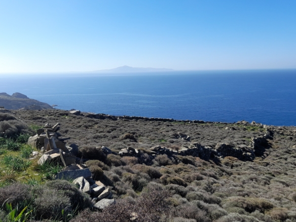 Σταυροπέδα. Χαλκολιμιώνας. 20.083 m2, με 3 κελιά, 2 αλώνια και εξαιρετική θέα στη θάλασσα.