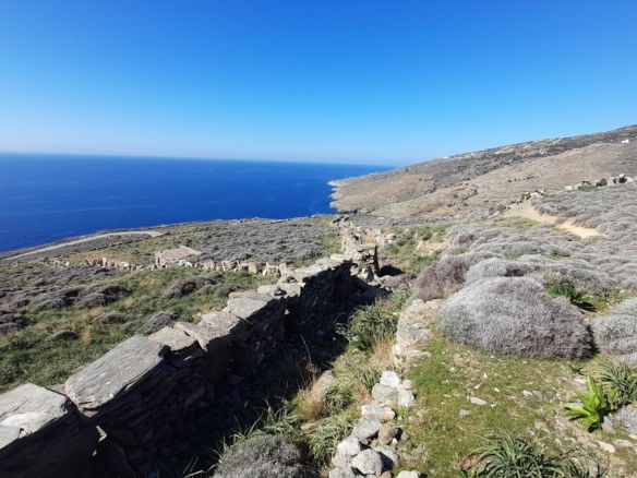 Σταυροπέδα. Χαλκολιμιώνας. 20.083 m2, με 3 κελιά, 2 αλώνια και εξαιρετική θέα στη θάλασσα.