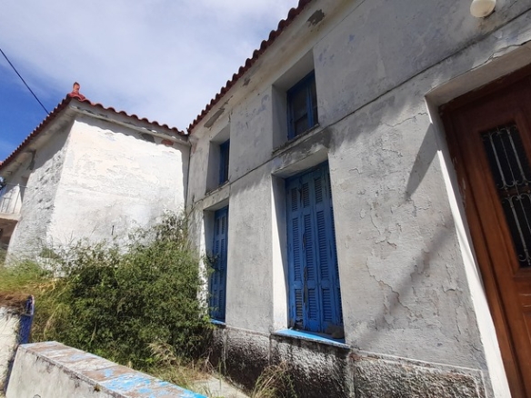 Andros-Apikia. House 280.49 m2 on 835.44 m2 land, with irrigation water, cistern and seaview.