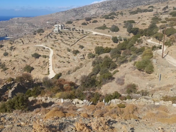 Καπαριά. Περιοχή Πλάκα. Αγροτεμάχιο 9.839,70 m2 με ωραία θέα θάλασσα.