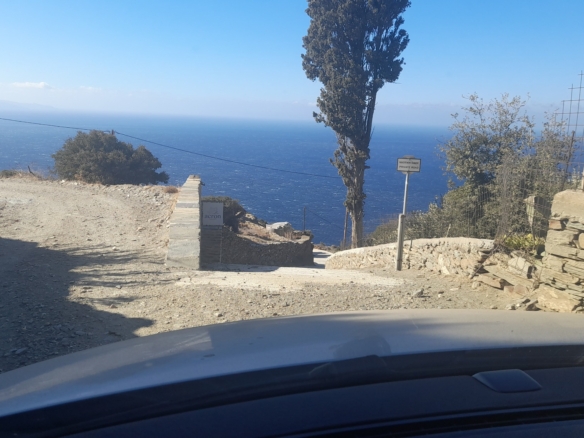 Καπαριά. Περιοχή Πλάκα. Αγροτεμάχιο 9.839,70 m2 με ωραία θέα θάλασσα.