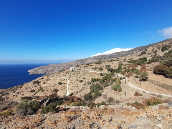 Καπαριά. Περιοχή Πλάκα. Αγροτεμάχιο 9.839,70 m2 με ωραία θέα θάλασσα.