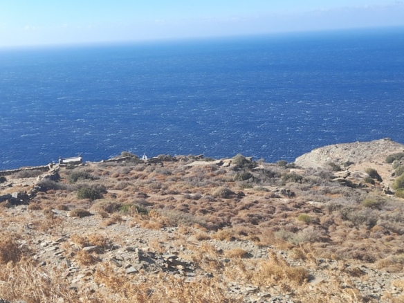 Καπαριά. Περιοχή Πλάκα. Αγροτεμάχιο 9.839,70 m2 με ωραία θέα θάλασσα.