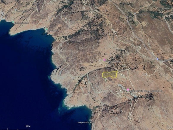 Καπαριά. Περιοχή Πλάκα. Αγροτεμάχιο 9.839,70 m2 με ωραία θέα θάλασσα.
