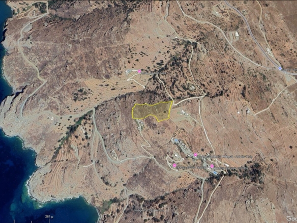 Καπαριά. Περιοχή Πλάκα. Αγροτεμάχιο 9.839,70 m2 με ωραία θέα θάλασσα.