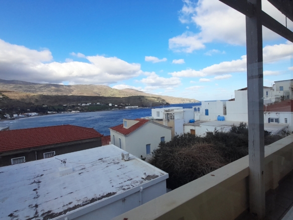 Χώρα. Ανακαινισμένα 4 διαμερίσματα και μία αίθουσα με θέα θάλασσα. Συνολικά 243m2