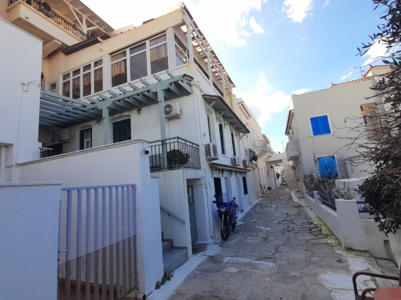 Χώρα. Ανακαινισμένα 4 διαμερίσματα και μία αίθουσα με θέα θάλασσα. Συνολικά 243m2