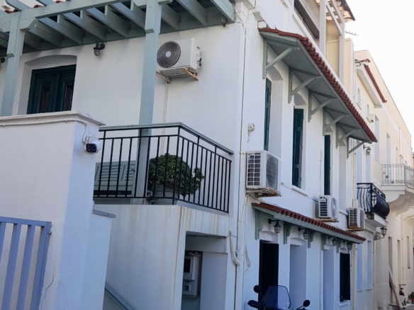 Χώρα. Ανακαινισμένα 4 διαμερίσματα και μία αίθουσα με θέα θάλασσα. Συνολικά 243m2
