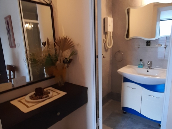 Χώρα. Ανακαινισμένα 4 διαμερίσματα και μία αίθουσα με θέα θάλασσα. Συνολικά 243m2