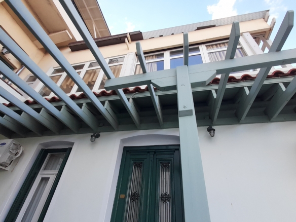 Χώρα. Ανακαινισμένα 4 διαμερίσματα και μία αίθουσα με θέα θάλασσα. Συνολικά 243m2