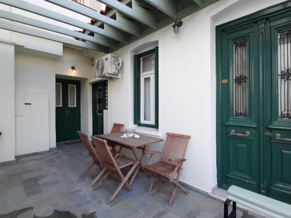 Χώρα. Ανακαινισμένα 4 διαμερίσματα και μία αίθουσα με θέα θάλασσα. Συνολικά 243m2