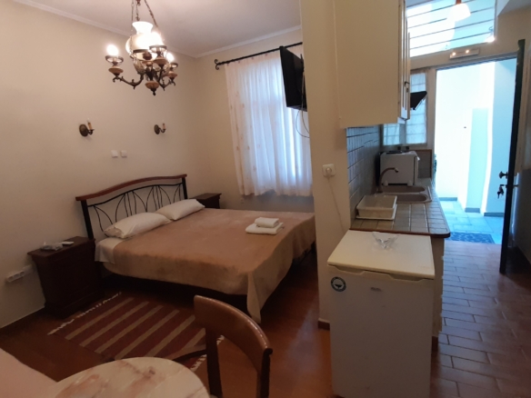 Χώρα. Ανακαινισμένα 4 διαμερίσματα και μία αίθουσα με θέα θάλασσα. Συνολικά 243m2