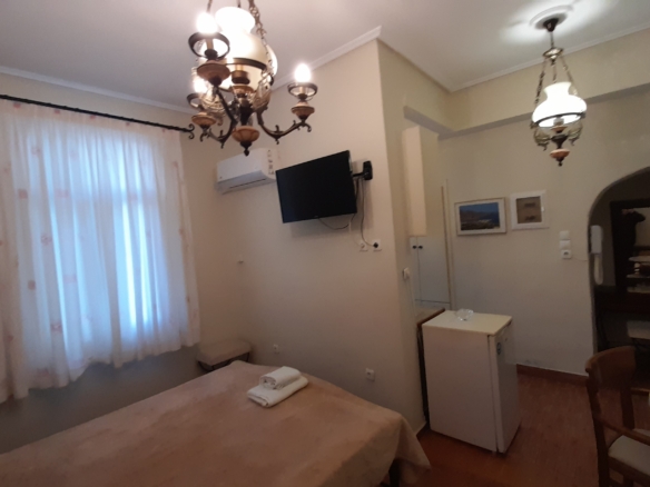 Χώρα. Ανακαινισμένα 4 διαμερίσματα και μία αίθουσα με θέα θάλασσα. Συνολικά 243m2
