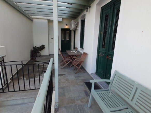 Χώρα. Ανακαινισμένα 4 διαμερίσματα και μία αίθουσα με θέα θάλασσα. Συνολικά 243m2
