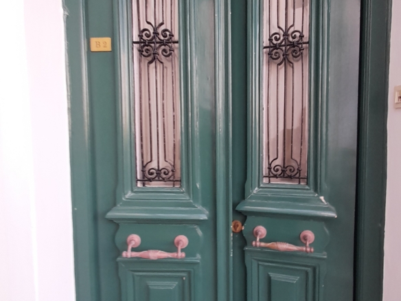 Χώρα. Ανακαινισμένα 4 διαμερίσματα και μία αίθουσα με θέα θάλασσα. Συνολικά 243m2