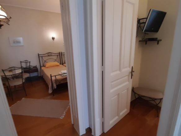 Χώρα. Ανακαινισμένα 4 διαμερίσματα και μία αίθουσα με θέα θάλασσα. Συνολικά 243m2
